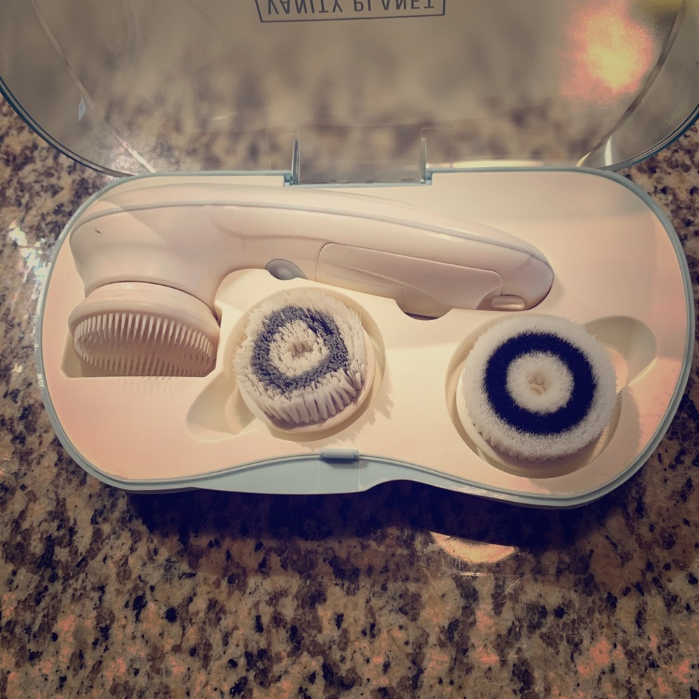 Vanity face cleaning system